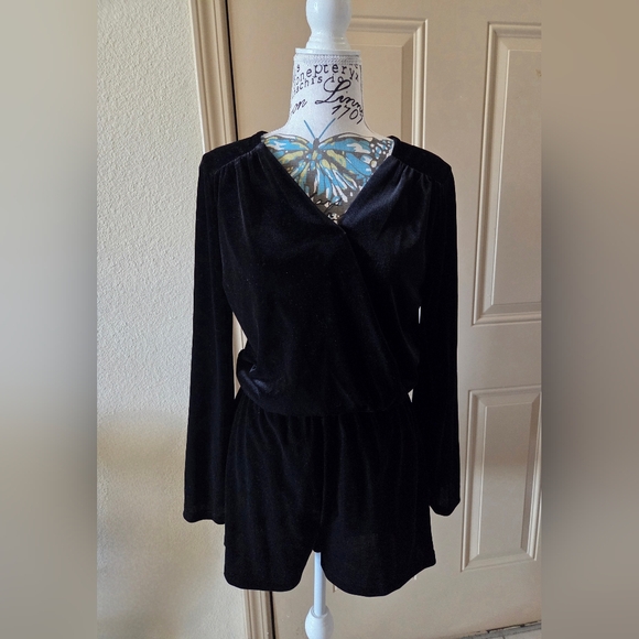 Romeo & Juliet Couture Pants - Romeo & Juliet Couture Velvet Short Romper - Bkack - Size XS